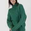 Aggie Mock Neck Sweater - Emerald 2 Aggie Mock Neck Sweater - Emerald -MOTHER || FRAME || RAILS Sales Store AGGIE F23 EMERALD GREEN 3